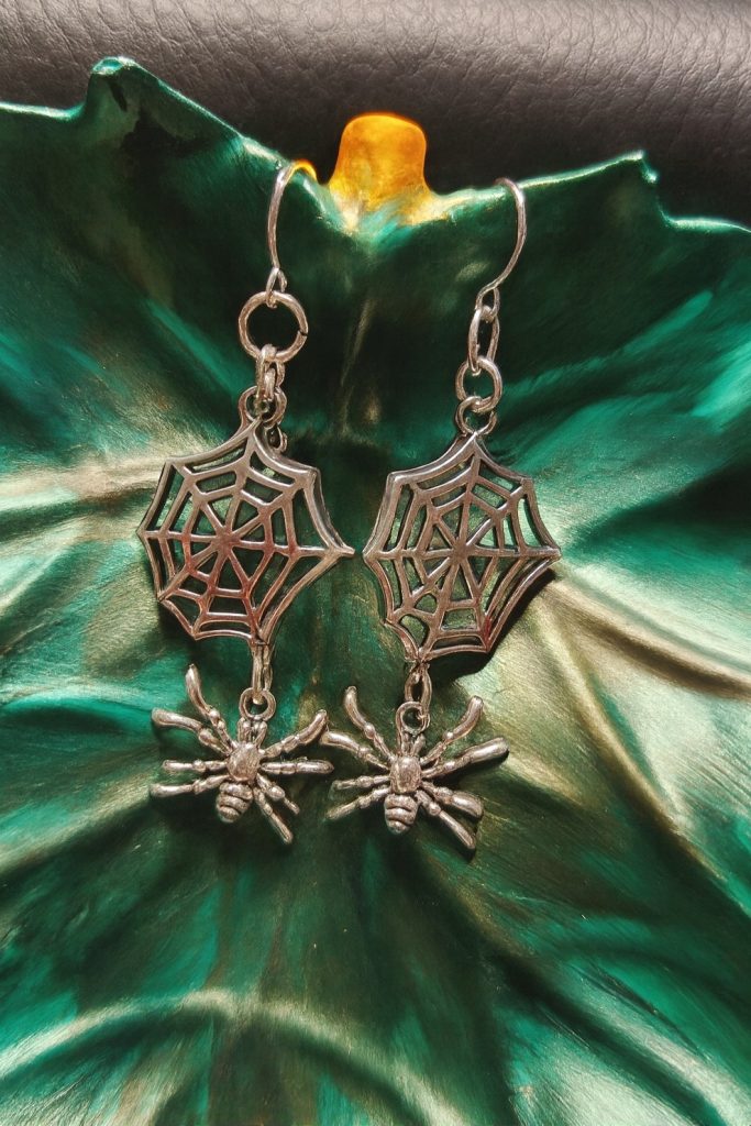 la tisseuse nocturne de cernunia